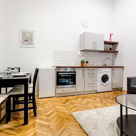 B63 2 Bedroom Apartment In Heart Of City Budapest Luaran gambar