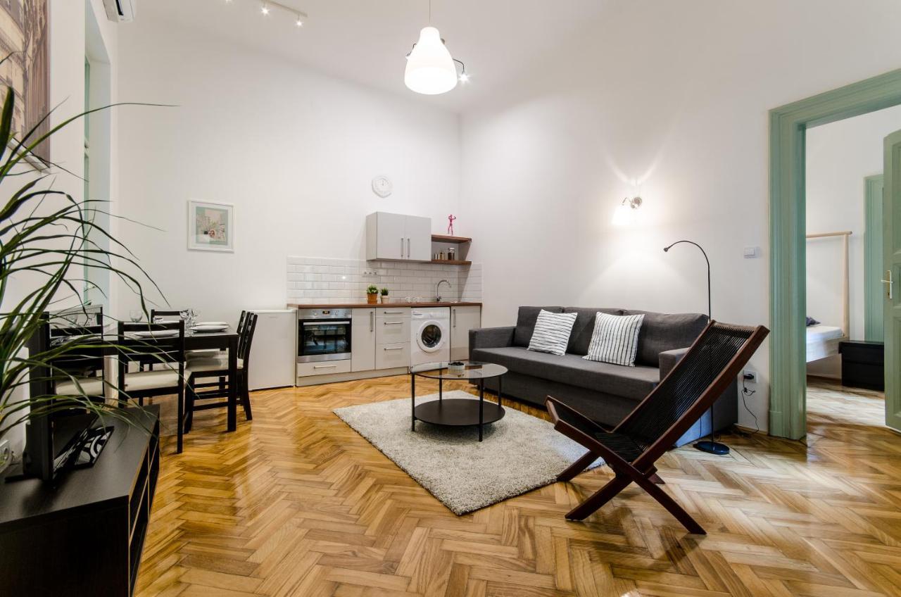 B63 2 Bedroom Apartment In Heart Of City Budapest Luaran gambar